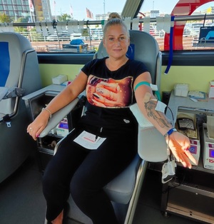 zdjęcie kolorowe: Anna Liszka podczas honorowego oddawania krwi