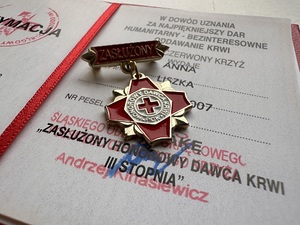 zdjęcie kolorowe: legitymacja i brązowa odznaką honorową ”Zasłużony Honorowy Dawca Krwi III Stopnia” dla Anny Liszki