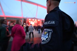 zdjęcie kolorowe: policjant wydziału prewencji zabezpieczający obchody