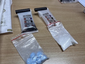 zdjęcie kolorowe: zabezpieczone przez policjantów różnego rodzaju narkotyki