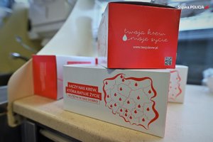 zdjęcie kolorowe: pudełko czekolad dla honorowego dawcy krwi