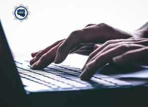 zdjęcie kolorowe: dłonie piszące na klawiaturze laptopa