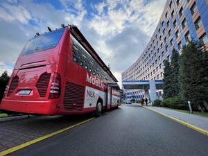zdjęcie kolorowe: ambulans  Mobilny Punkt Poboru Krwi Regionalnego Centrum Krwiodawstwa i Krwiolecznictwa z Katowic.