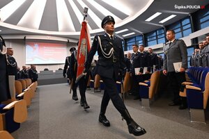 zdjęcie kolorowe: poczet sztandarowy Komendy Wojewódzkiej Policji w Katowicach podczas uroczystej zbiórki