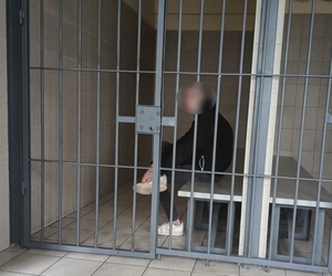 zdjęcie kolorowe: zatrzymany nastolatek w pomieszczeniu dla osób zatrzymanych