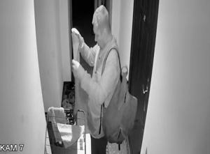 zdjęcie czarno-białe: mężczyzna podejrzewany o włamanie do automatu z kawą