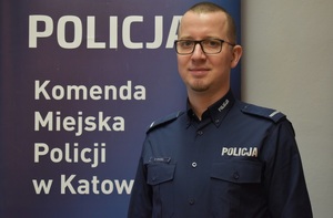 zdjęcie kolorowe: starszy posterunkowy Rafał Wróbel dzielnicowy rejonu służbowego numer 54