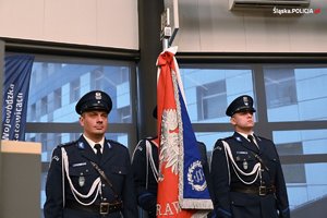 zdjęcie kolorowe: poczet sztandarowy Komendy Wojewódzkiej Policji w Katowicach