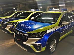 zdjęcie kolorowe: policyjny radiowóz