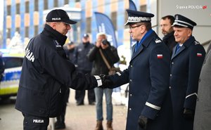 zdjęcie kolorowe: Komendant Wojewódzki wręcza kluczyki Komendantowi Miejskiemu