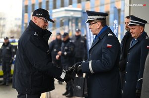 zdjęcie kolorowe: Komendant Wojewódzki wręcza kluczyki