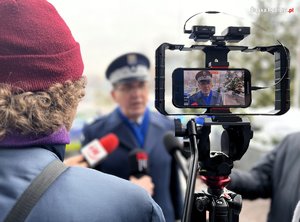 zdjęcie kolorowe: nadinspektor Roman Rabsztyn, Komendant Wojewódzki Policji w Katowicach udzielający wywiadu