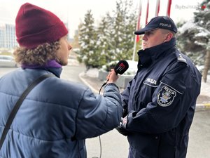 zdjęcie kolorowe: Policjant Komendy Wojewódzkiej Policji w Katowicach udzielający wywiadu