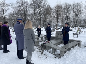 zdjęcie kolorowe: przedstawiające grób Karola Woźniaka oraz zebranych oddających hołd