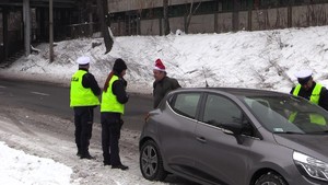 zdjęcie kolorowe: katowiccy policjanci podczas rozmowy z kierowcami przestrzegającymi obowiązujących w ruchu drogowym przepisów