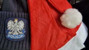 zdjęcie kolorowe: policyjna czapka i czapka Świętego Mikołaja