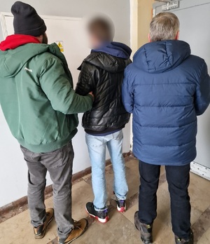 zdjęcie kolorowe; mężczyzna zatrzymany za posiadanie narkotyków podczas wchodzenia z policjantami do komendy