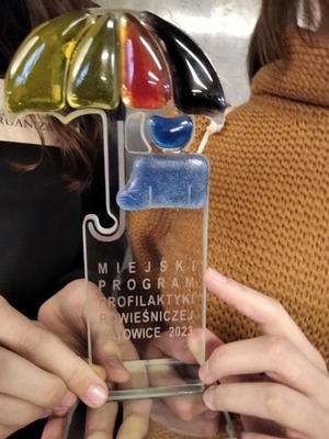zdjęcie kolorowe: statuetka Miejskiego Programu Profilaktyki Rówieśniczej