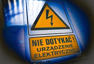 zdjęcie kolorowe: tabliczka informująca o energii elektrycznej