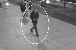 zdjęcie kolorowe: osoby podejrzewane o pobicie dwóch męzczyzn