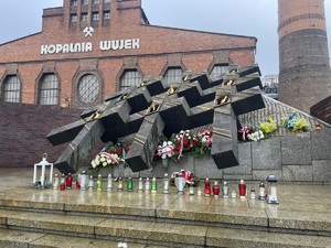 zdjęcie kolorowe: przedstawiające pomnik dziewięciu krzyży pod kopalnią &quot;Wujek&quot;