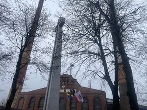 zdjęcie kolorowe: przedstawiające pomnik w kształcie krzyża przy kopalni &quot;Wujek&quot;