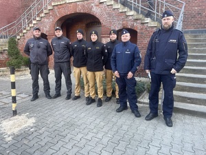 zdjęcie kolorowe: przedstawiające policjantów oraz funkcjonariuszy straży pożarnej i służby więziennej