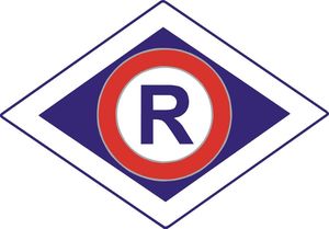 zdjęcie kolorowe: przedstawiające romb z literą r w środku. Logo Ruchu Drogowego
