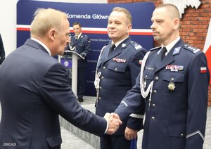 zdjęcie kolorowe: Komendant Główny Policji insp. Marek Boroń, Minister Spraw Wewnętrznych i Administracji Czesław Mroczek, I Zastępca Komendanta Głównego Policji nadinsp. Dariusz Augustyniak