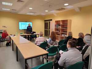 zdjęcie kolorowe: katowicka policjantka podczas spotkań z obywatelami Ukrainy w Powiatowym urzędzie pracy