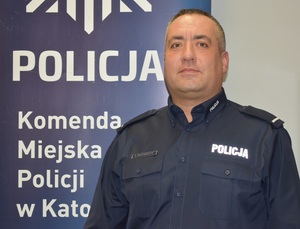 zdjęcie kolorowe: starszy posterunkowy Arkadiusz Majcherczyk - dzielnicowy rejonu numer 1