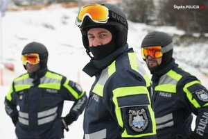 zdjęcie kolorowe: policjanci na stoku