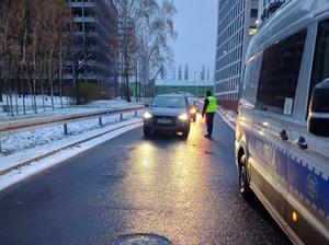 zdjęcie kolorowe: policjanci katowickiej drogówki podczas działań trzeźwość