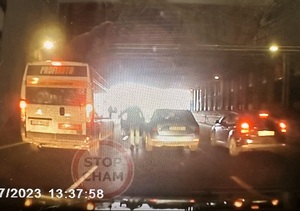 zdjęcie kolorowe: kadry z video- rejestratora, który zarejestrował brawurowa jazdę niebieskiej skody