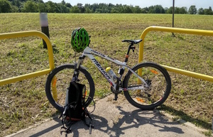 zdjęcie kolorowe: rower górki oparty o barierki