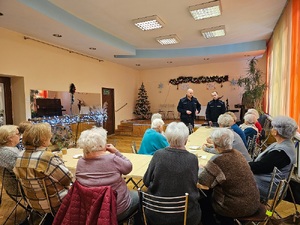 zdjęcie kolorowe: dzielnicowi z Komisariatu Policji V w Katowicach podczas spotkania z seniorami