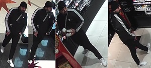 zdjęcie kolorowe: 4 zdjęcie przedstawiające mężczyznę o śniadej karnacji ubabranego w czarny dres marki adidas