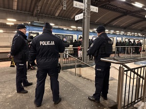 zdjęcie kolorowe: policjanci nadzorujący odjazd pseudokibiców pociągiem
