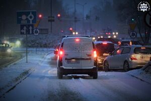 zdjęcie kolorowe: samochód na zaśnieżonej ulicy