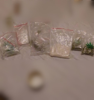 zdjęcie kolorowe: zabezpieczone przez policjantów narkotyki