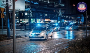 zdjęcie kolorowe: policyjne radiowozy