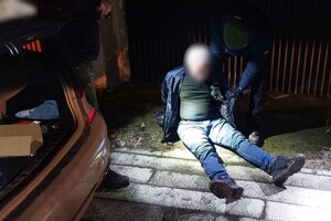 policyjni kontrterroryści z zatrzymanym paserem