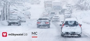 zdjęcie kolorowe: auta jadące zaśnieżoną trasą