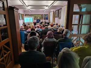 zdjęcie kolorowe: katowiccy policjanci podczas spotkania z seniorami w ramach debaty pt. „Bezpieczeństwo Seniorów -,,Babciu, Dziadku to nie Wasz Wnuczek”