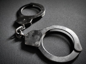 zdjęcie kolorowe: policyjne kajdanki