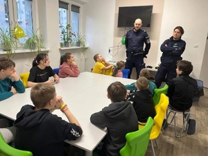 zdjęcie kolorowe: katowiccy policjanci podczas spotkania z dziećmi i młodzieżą uczestniczącymi w miejskich półkoloniach zimowych