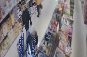 zdjęcie kolorowe: mężczyzna podejrzewany o kradzież sklepową