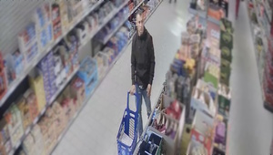 zdjęcie kolorowe: mężczyzna podejrzewany o kradzież sklepową