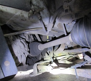 zdjęcie kolorowe: uszkodzony prawy łącznik stabilizatora
