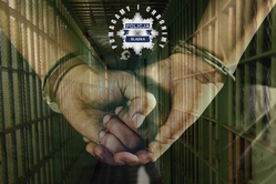 zdjęcie kolorowe: ręce w kajdankach na tle krat z aresztu